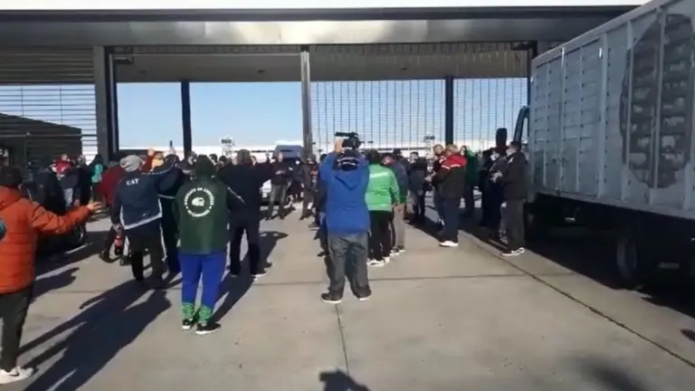 Bloqueo a Mercado Libre: mirá el "cantito de cancha" que camioneros entonaron en la toma del centro logístico