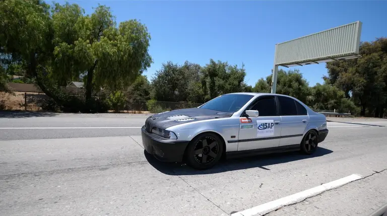 Conocé a "Phoenix", el auto eléctrico reciclado que batió a Tesla en distancia recorrida