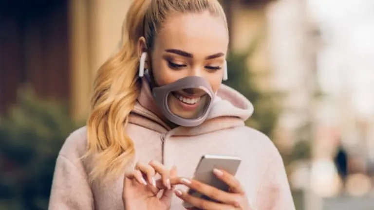 Se desinfecta solo, tiene micrófono y su propia app: el tapabocas inteligente que todos quisieran tener