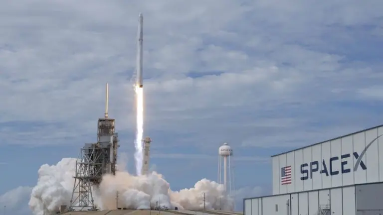 SpaceX comienza con los vuelos privados al espacio: ¿cuándo serán los primeros viajes?