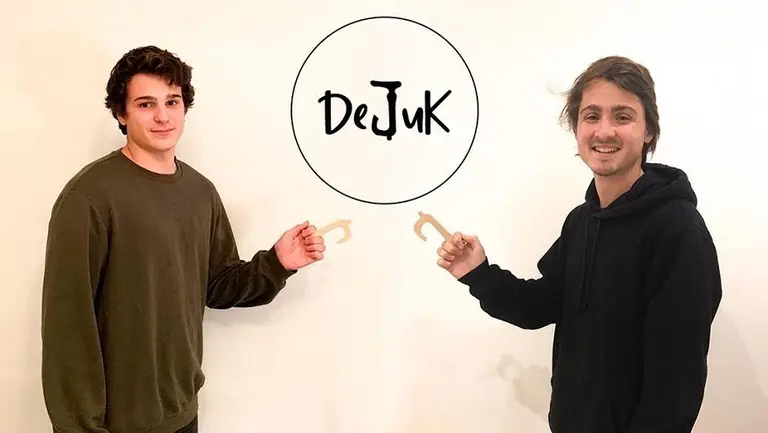 Emprendedores en plena pandemia: son argentinos y crearon la herramienta ideal para evitar el contacto con superficies