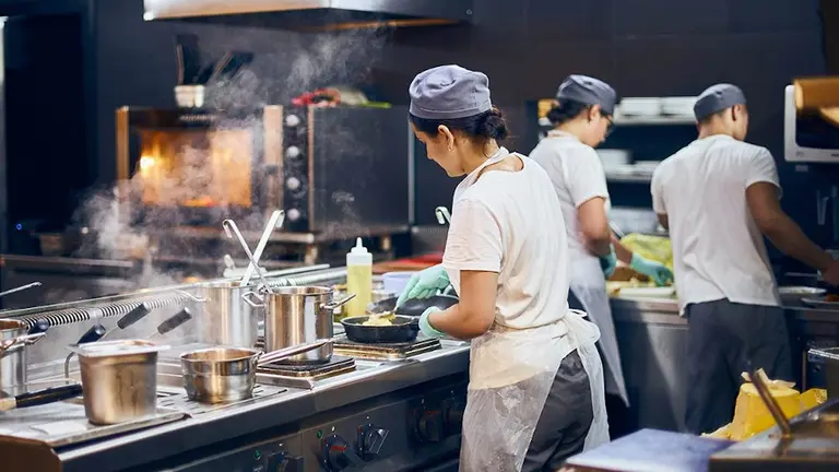 Dark kitchens: cómo iniciar con poca plata un negocio que es furor en otros países y ahora crece en Argentina