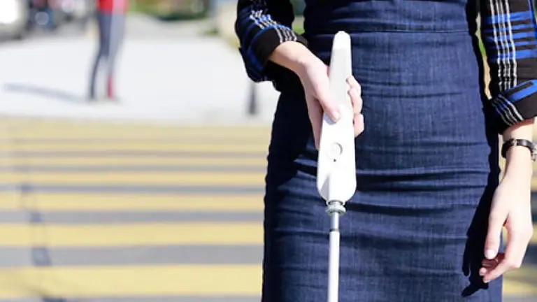 Gran noticia para los no videntes: así es el revolucionario "bastón inteligente"