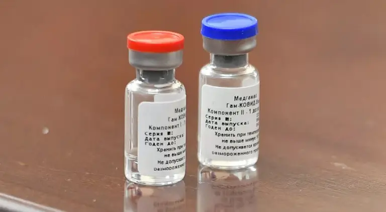 Tras anunciarse la vacuna de Oxford, llega su rival rusa a Argentina: una provincia busca fabricar la Sputnik V