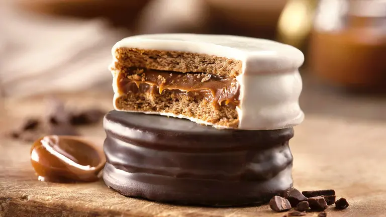 El alfajor no pudo escapar a la "grieta": el desafío viral en Twitter que desató la polémica