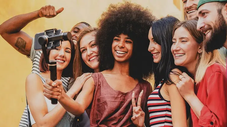 Qué son los "influencers virtuales", y cómo pueden poner en riego tu marca e imagen