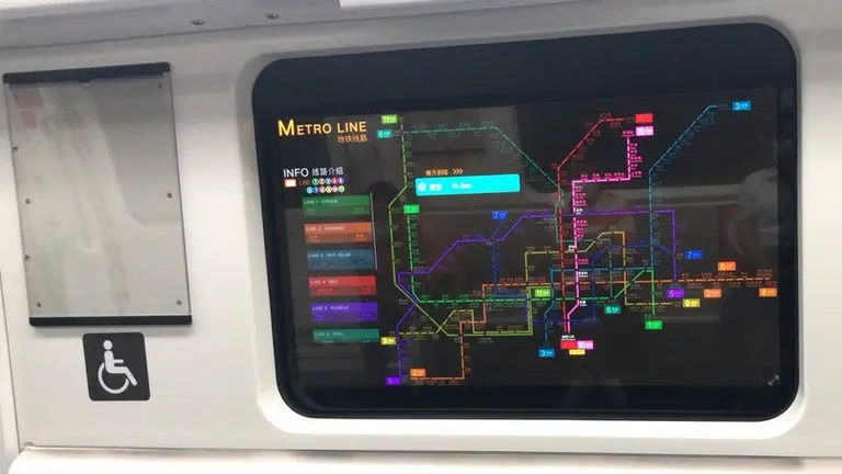 Quién dijo que viajar en subte es aburrido: mirá cómo sumaron TVs gigantes y "transparentes" en el transporte público