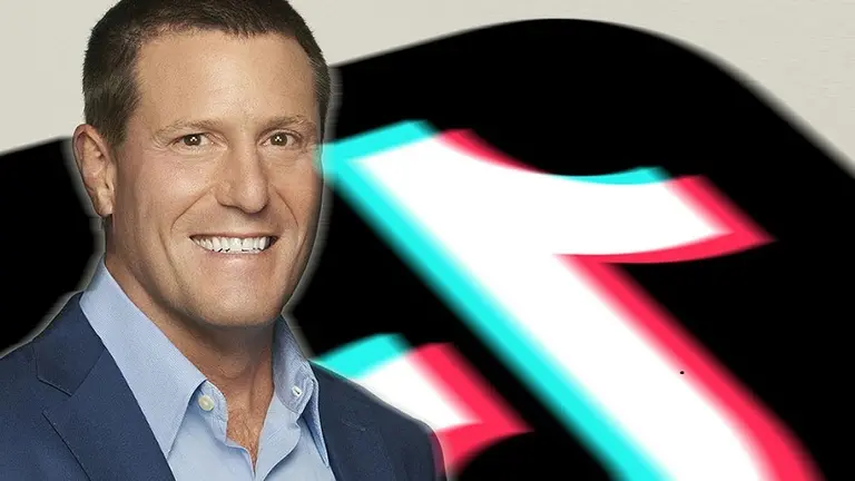 TikTok, en llamas: renuncia su CEO y un gigante del retail se une a Microsoft para comprar la app