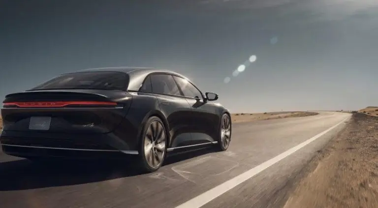 La drástica medida que tomará el fabricante de autos eléctricos Lucid para reducir costos