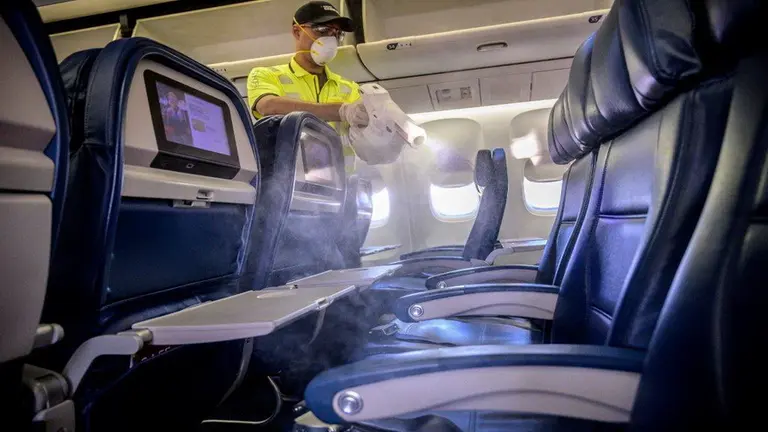 Aerolíneas Argentinas presentó un nuevo dispositivo que mejora la desinfección de sus aeronaves