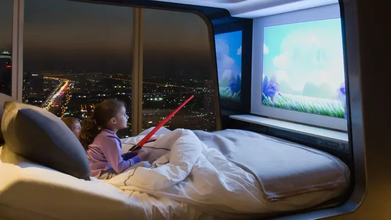 Lanzan una cama que incluye un Smart TV de 70 pulgadas y monitorea la salud: así funciona