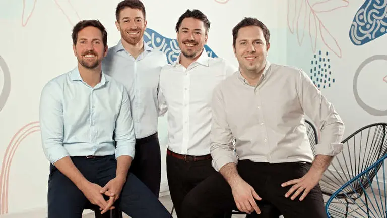 Empezaron fabricando luces y hoy gestionan la experiencia al cliente de bancos y gobiernos en todo Latam