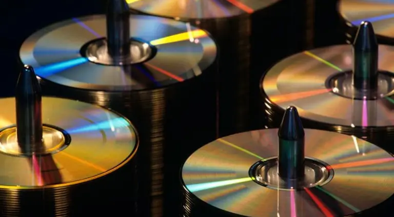 Ascenso, auge y ¿adiós definitivo?: la historia del CD de música, la mayor víctima de Spotify y Apple Music