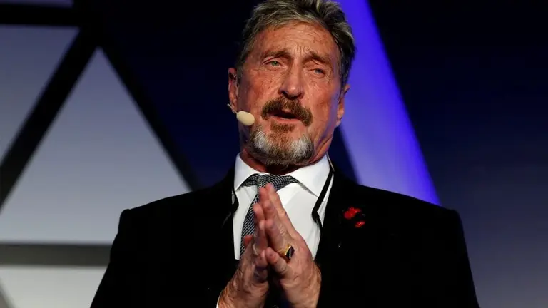 Por qué el cuerpo de John McAfee sigue en una morgue española, 7 meses después de su muerte