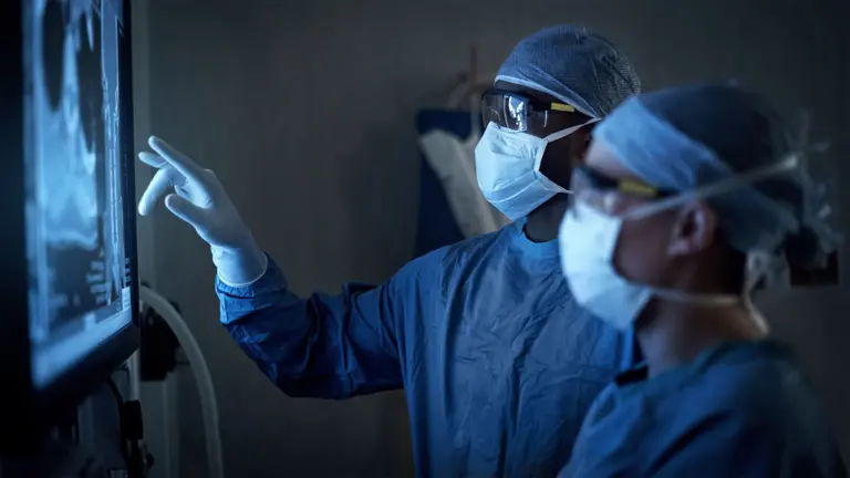 ¿Por qué a los médicos les preocupa el avance de la inteligencia artificial en la salud?