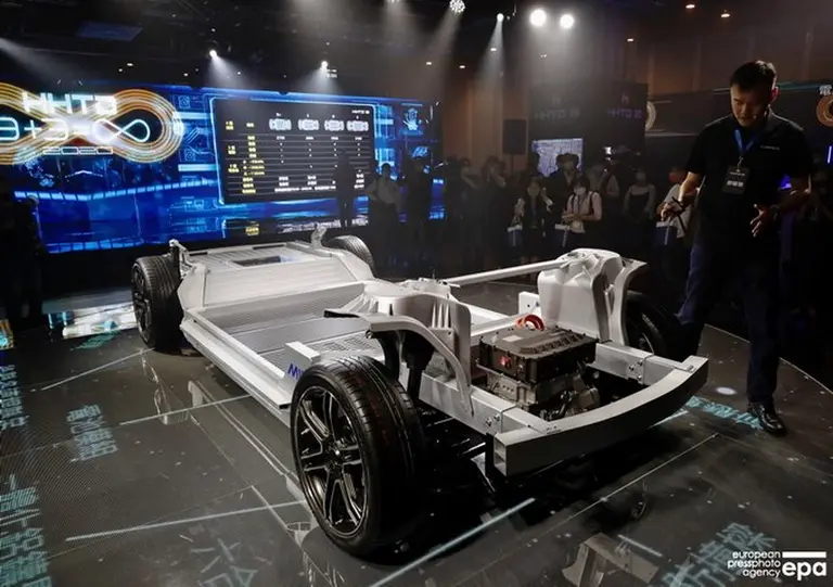 Dos gigantes se unen para fabricar vehículos eléctricos: cuáles son y qué tienen planeado