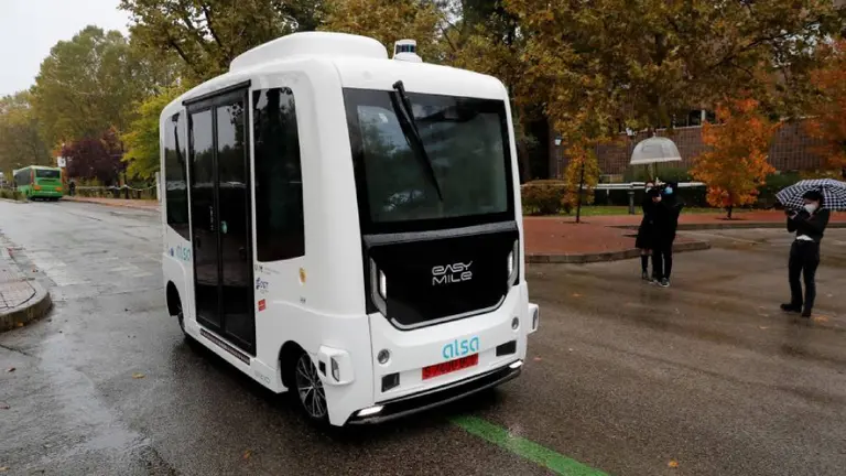 Eléctrico, seguro e "inteligente": el colectivo sin chofer ya comienza a circular normalmente por las calles