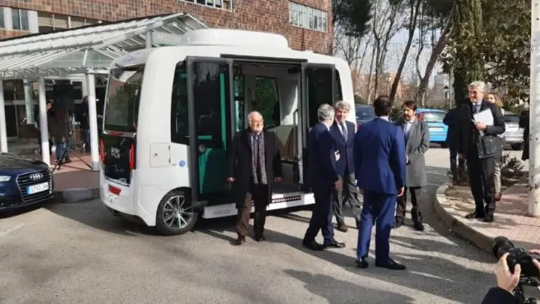 Lo presentaron, anduvo dos horas y chocó: ¿qué pasó con el colectivo eléctrico, seguro e "inteligente"?