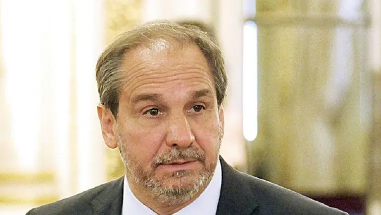 "Nicky" Caputo se queda con Brightstar: controlará el 50% de la producción local de celulares