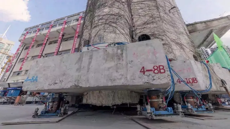 ¿Mover todo un edificio gracias a ponerle "patitas"?: en China lo lograron, mirá cómo lo hicieron