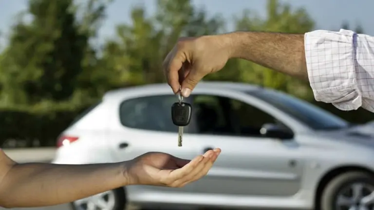 Una automotriz líder rompe el molde y acepta dólares del colchón para la compra de autos 0km