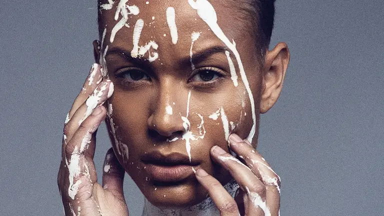 Una modelo e influencer denunció a Airbnb por una cámara oculta: ¿qué dijo la empresa?