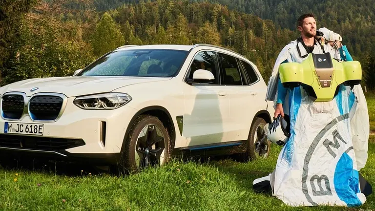 BMW presentó un traje volador capaz de alcanzar los 300 km/h: cómo funciona y cuándo puede llegar al mercado