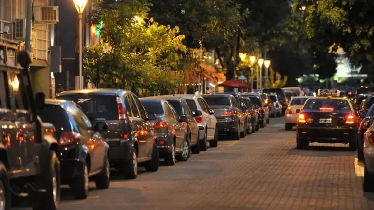 Comienza el nuevo sistema de estacionamiento medido en CABA: ¿cómo se usa la app Blinkay?