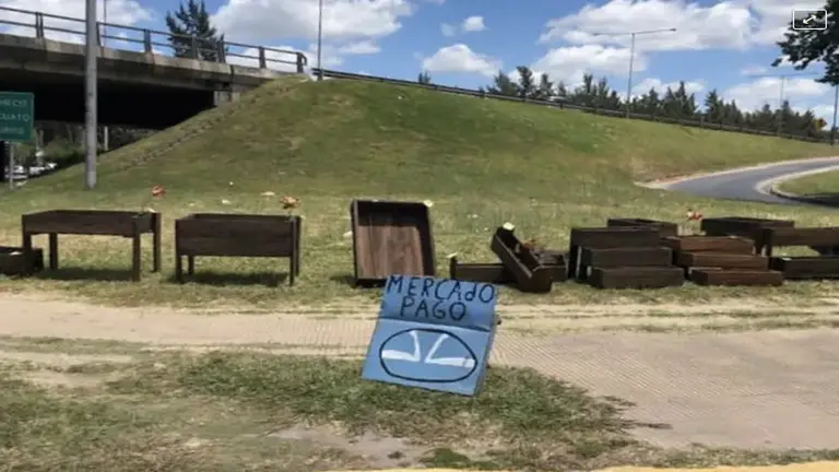 Creatividad: con un simple cartel a mano de Mercado Pago se hizo viral y llamó la atención de Marcos Galperin