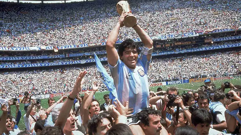 Puntos clave de comprar en dólares con la tarjeta de Mercado Pago, según la imitación de Maradona de la IA de X
