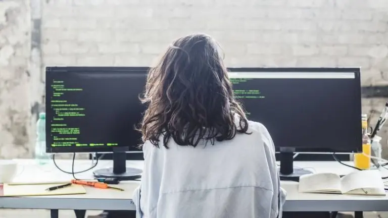 Se agudiza la falta de profesionales 4.0: empresas se alían con casas de estudio para cubrir estos puestos clave