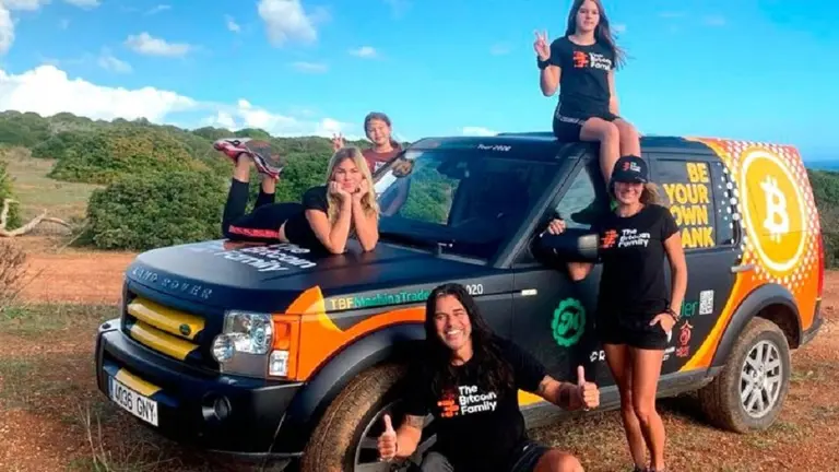 Vendieron todo para comprar Bitcoin y recorrer el mundo sin trabajar: conoce el caso que se hizo viral en las redes