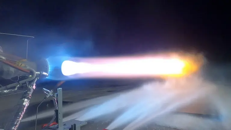 Jeff Bezos promete llevar a la primera mujer a la Luna y muestra "el motor que lo hará posible"