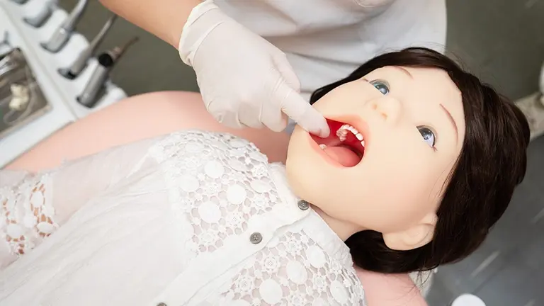 ¿Miedo al dentista?: conocé al robot humanoide con el que practican los odontólogos