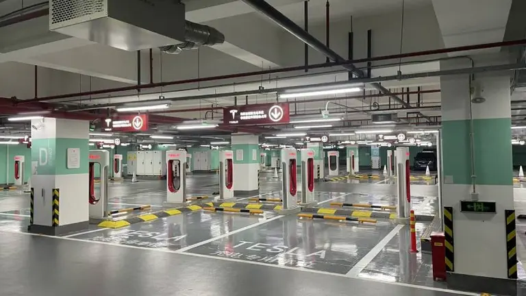 Tesla instala en China la estación de carga eléctrica más grande del mundo: mirá el video