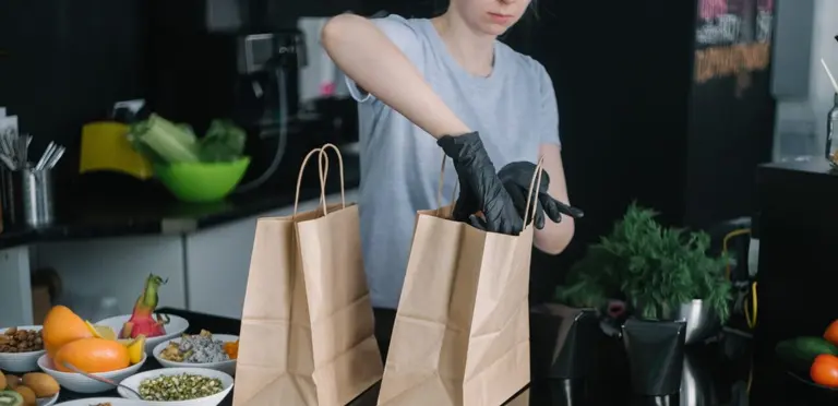 El modelo "Netflix", hasta para comer afuera: cómo la "economía de suscripción" ayuda a restaurantes a reinventarse