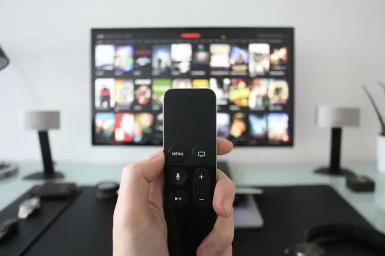 Cómo funciona Pluto, el "Netflix de la TV gratis": servicios, canales y todo lo que necesitás saber