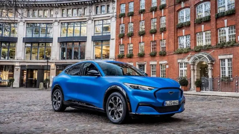 Este gigante automotriz le dice "chau" a los combustibles fósiles y anuncia cuándo empezará a fabricar sólo autos eléctricos