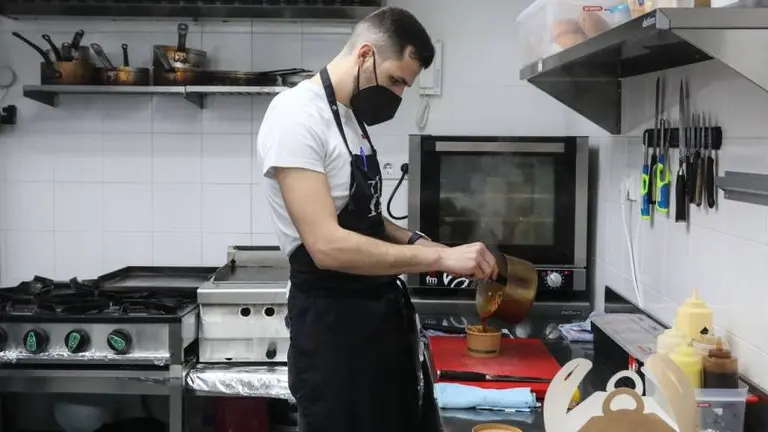 "Cocinas fantasmas": cómo se trabaja en un sitio donde no hay mozos ni clientes