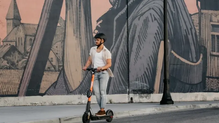 Automotriz estadounidense lanza línea de monopatines eléctricos en Madrid: ¿clave en su estrategia de expansión?