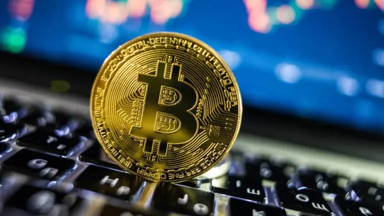 Bitcoin pierde 10% en un día entre advertencias de burbuja financiera
