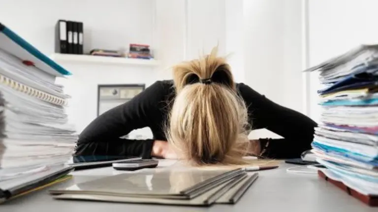 Los riesgos ocultos del teletrabajo: ¿por qué el 67% de los empleados se siente "quemado" por el trabajo?