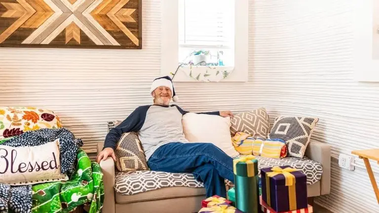 Era un "sin techo" y tiene 70 años: así es la casa que le fabricaron con una impresora 3D