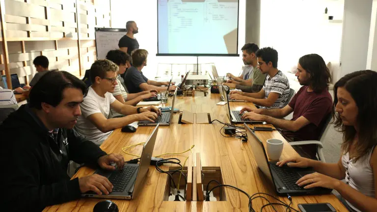 Escuela digital argentina consigue "apoyo" de Silicon Valley y pone un pie en México