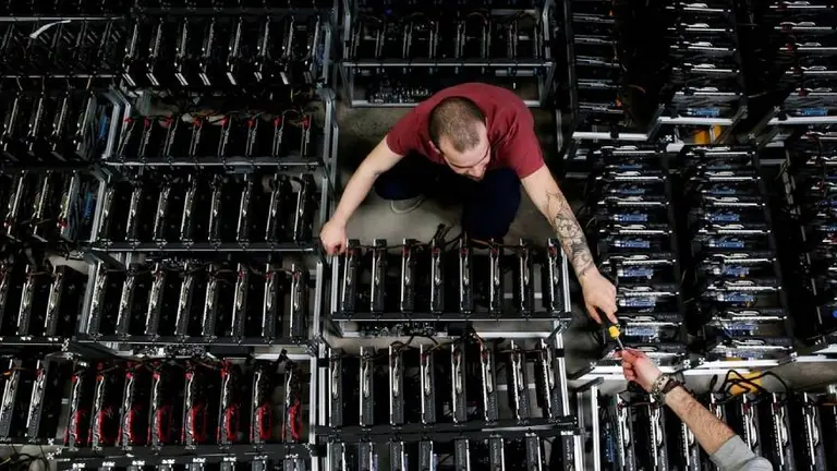 Echale la culpa a Bitcoin (por cortes de luz): el Gobierno apunta a empresas de minería ilegales