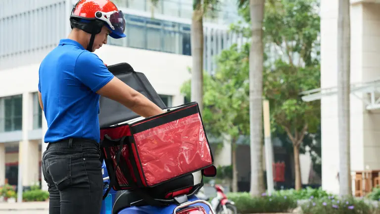 ¿Cuánto gana un repartidor de Rappi o PedidosYa?: denuncian explotación laboral y desprotección total