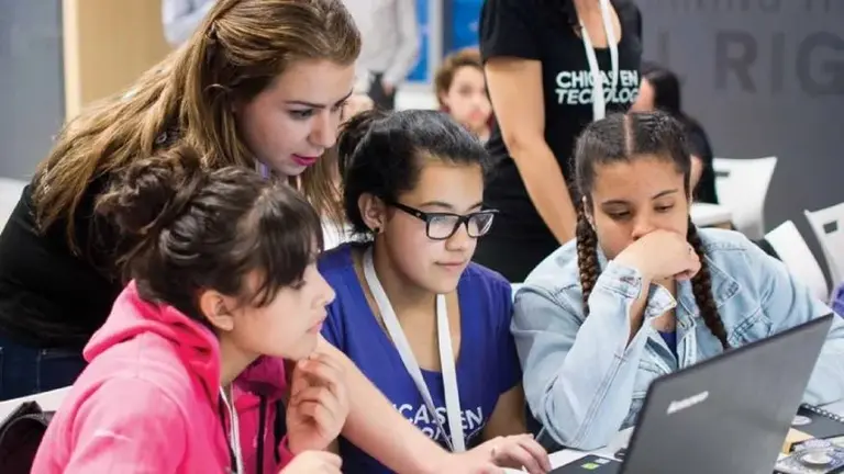 Llega otra edición de #SheCodes, el Programa de Becas Regional para mujeres programadoras