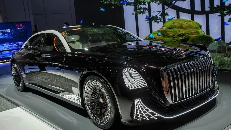Lujo extremo: así es la limusina china de tres asientos y sin volante