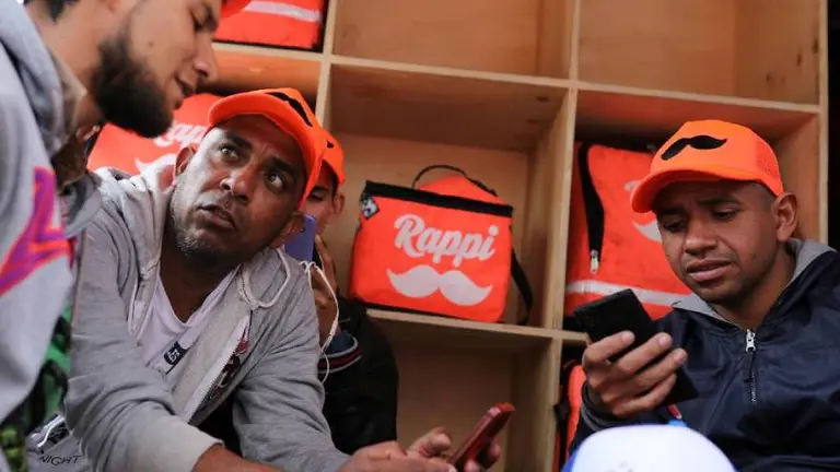 Polémica: ¿qué legislación laboral regula a los repartidores de las apps de delivery en la Argentina?