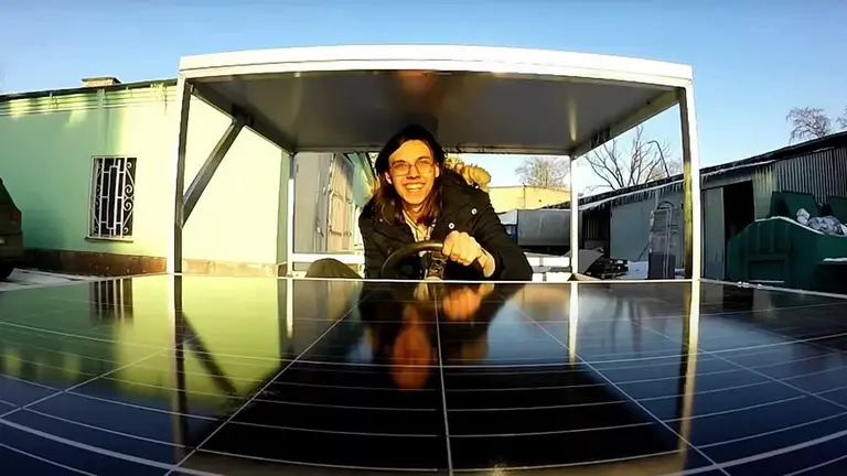 Ingenio y perseverancia: este auto eléctrico solar de construcción casera ya recorre las calles